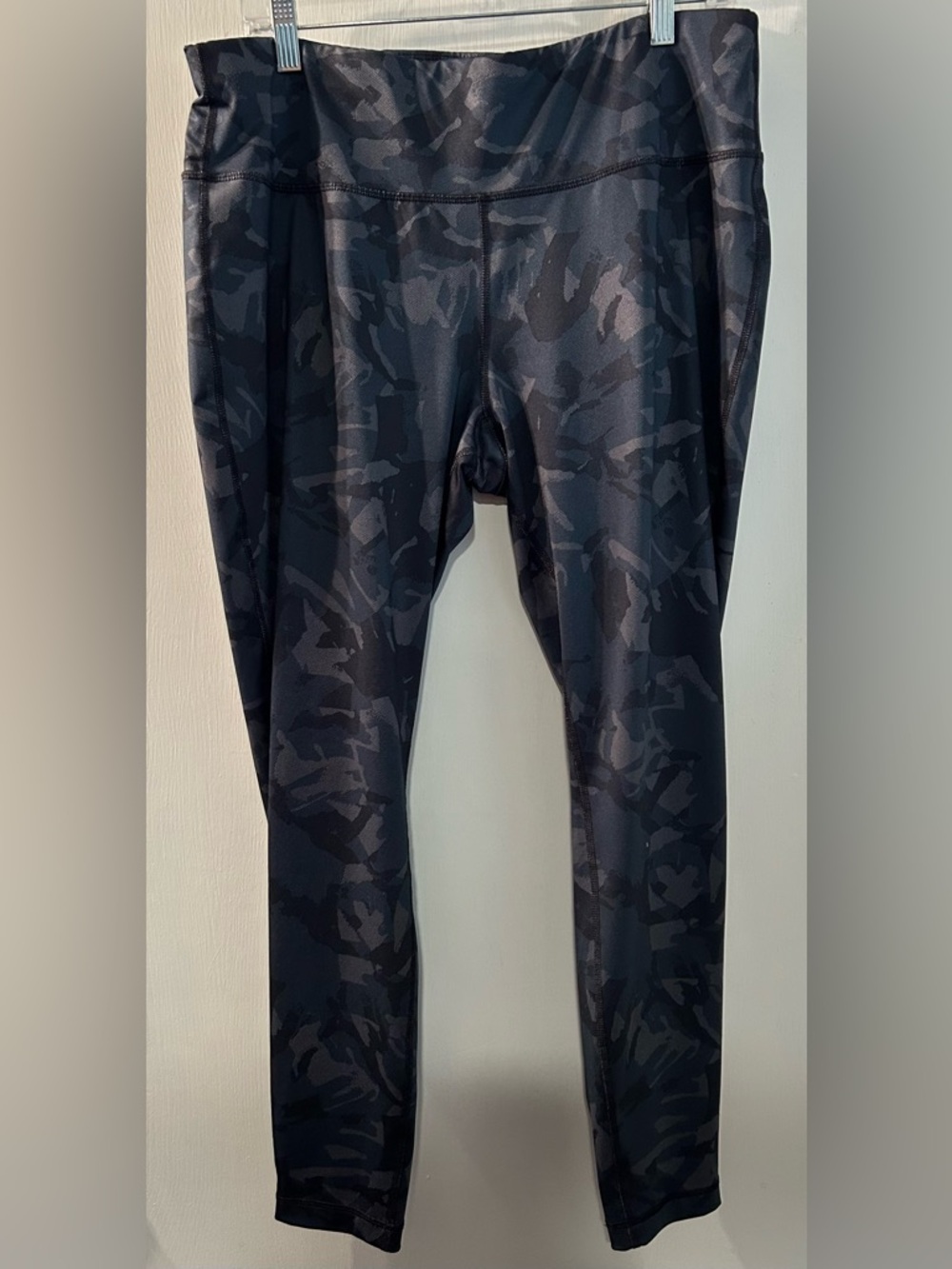Avia Gray Camo Performance Leggings Size XL (16-18)